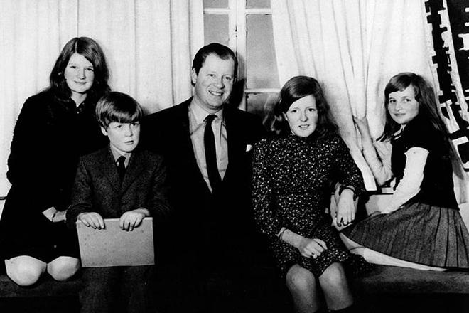 Принцесса Диана - биография, личная жизнь, фото, авария, причина смерти и последние новости