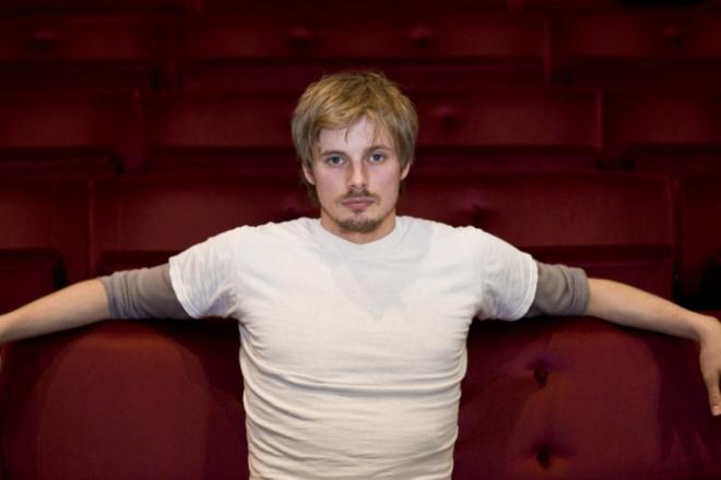 Брэдли Джеймс – биография, фото, личная жизнь, новости, фильмография 2023