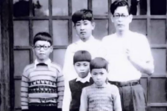 Хаяо Миядзаки (слева) с семьей