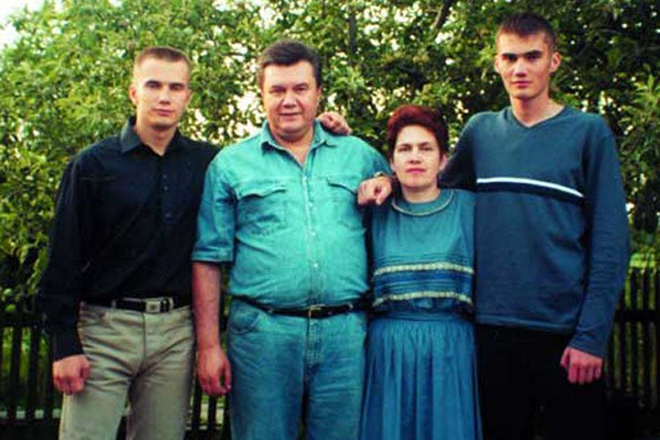 Виктор Янукович с женой и сыновьями