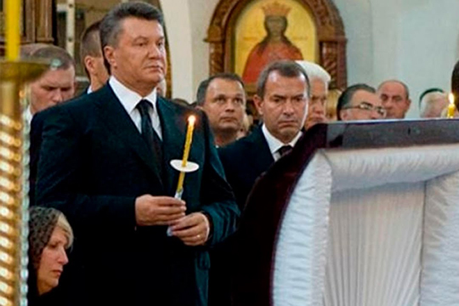 Виктор Янукович на похоронах сына