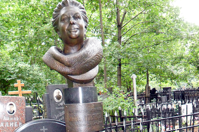 Памятник на могиле Инны Ульяновой
