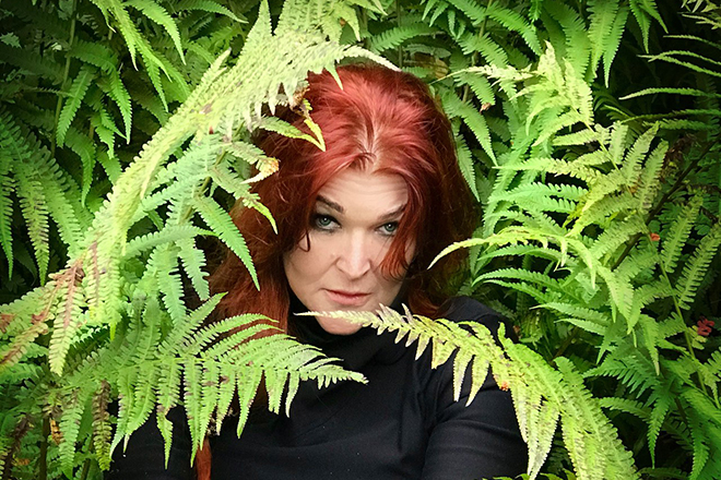 Марина Зуева в кустах папоротника
