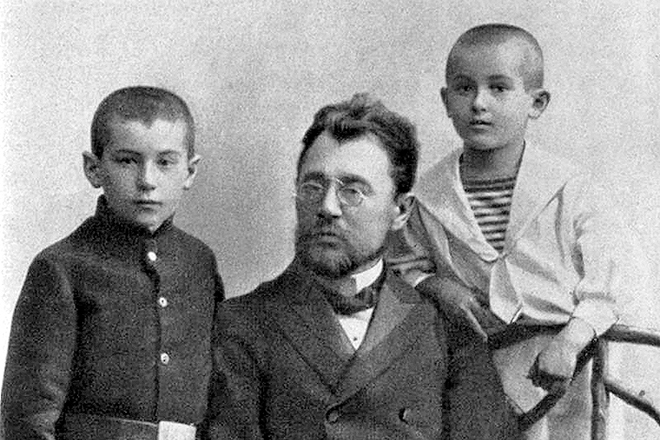 Евгений Петров в детстве с отцом и старшим братом