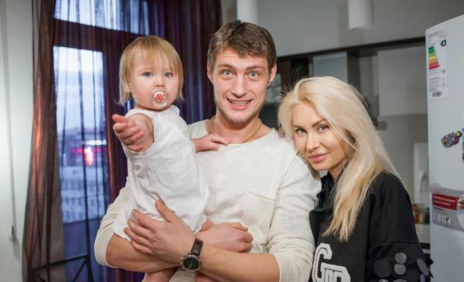 Александр Задойнов и Элина Камирен с дочерью