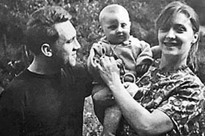 Аркадий Высоцкий с родителями