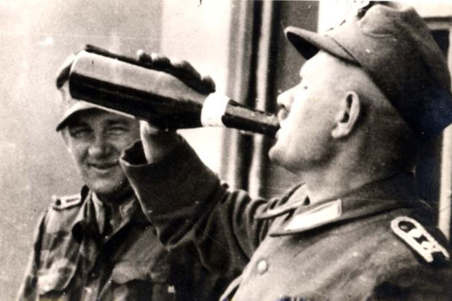 Офицер СС Карл Френцель (слева)