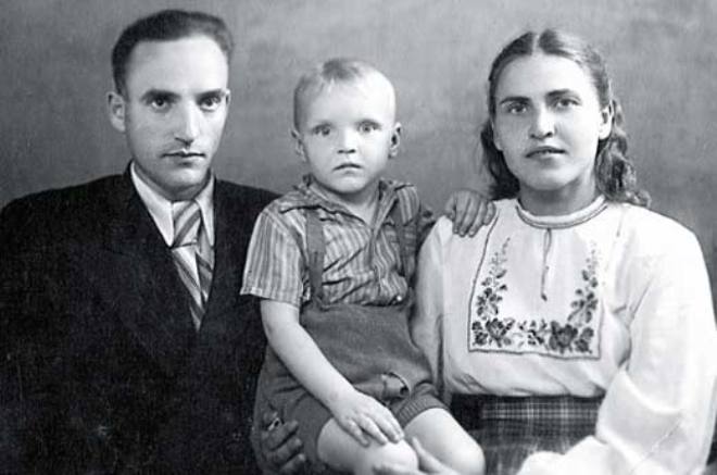 Александр Кайдановский в детстве с родителями