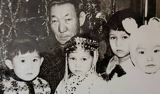 Айсен Николаев в детстве с дедушкой, сестрой и братьями