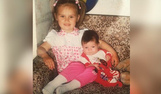 Люся Чеботина в детстве (на фото: со старшей сестрой)