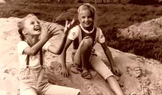 Ольга Арнтгольц с сестрой в детстве