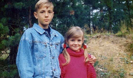 Полина Филоненко в детстве с братом Романом