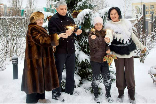 Игорь Бухаров с матерью, женой и дочерью