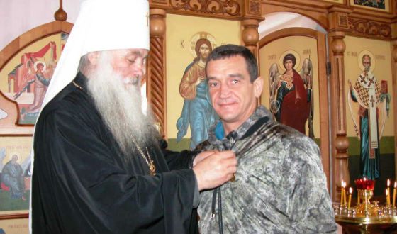 Степанов Николай Владимирович получает награду из рук митрополита Сергия