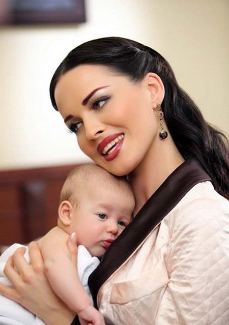 Даша Астафьева с ребенком