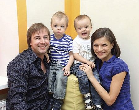 Актриса Анна Азарова с мужем и детьми