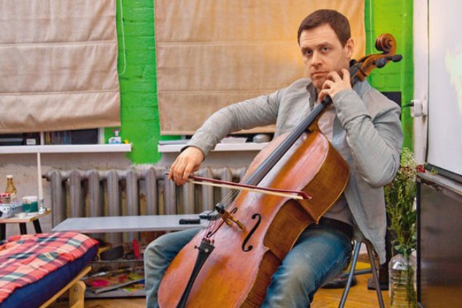 Иван Оганесян играет на виолончели