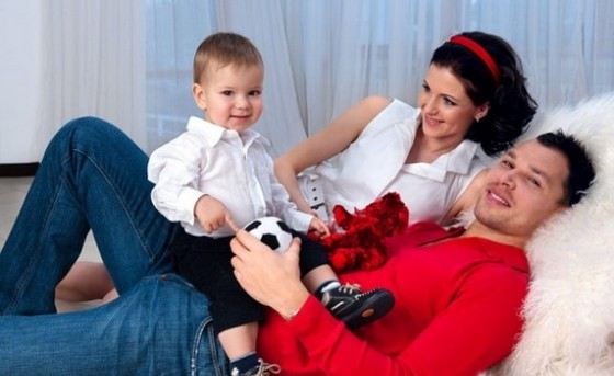 Футболист Сергей Игнашевич с женой и сыном