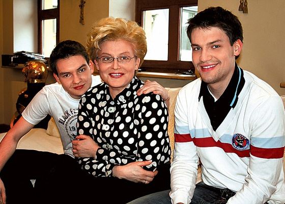 Елена Малышева с сыновьями