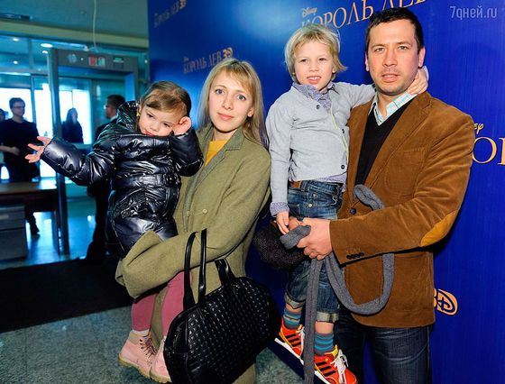Андрей Мерзликин с женой и детьми