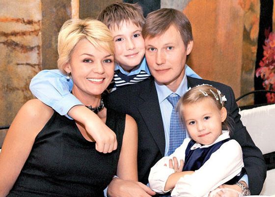 Игорь Гордин с семьей: женой и детьми