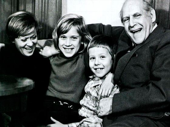 Алиса Фрейндлих с отцом и детьми
