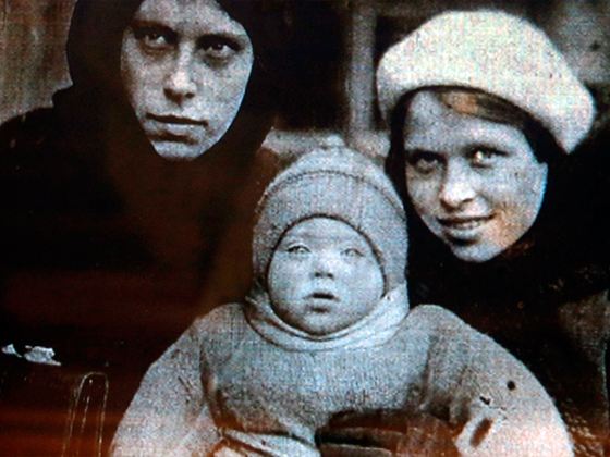 Алиса Фрейндлих с тетей Дагмарой Артуровной и мамой