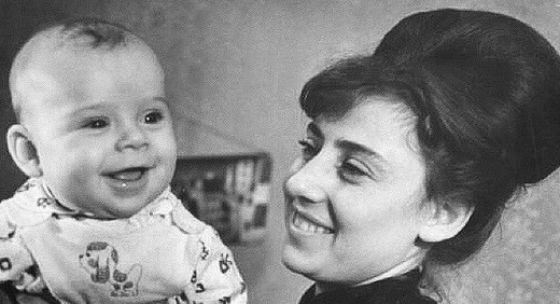 Маленький Максим Галкин с мамой