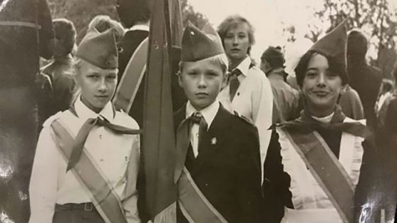 Жанна Фриске в школьной форме (справа)