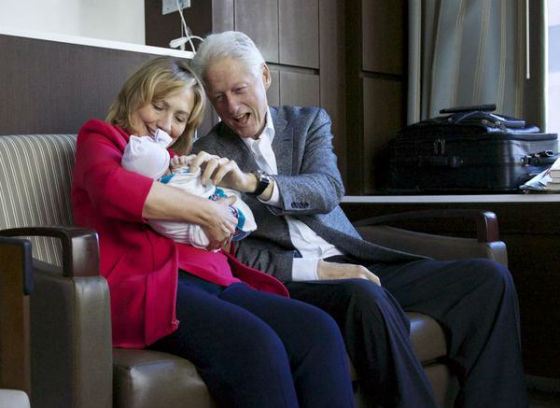 Хиллари Клинтон с мужем и внучкой Шарлоттой