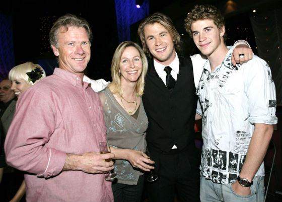 Лиам Хемсворт с родителями и братом Крисом