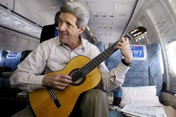 Джон Керри с детства отлично играет на гитаре