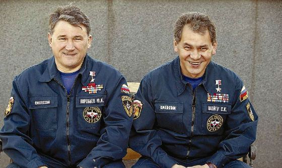 Отец Андрея Воробьева (слева) – соратник Сергея Шойгу
