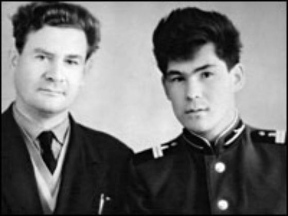 Аман Тулеев (справа) с отчимом