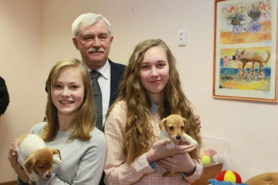 Георгий Полтавченко подарил воспитанникам детдома двух породистых щенков