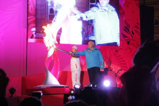 Георгий Полтавченко зажигает чашу Олимпийского огня в Петербурге