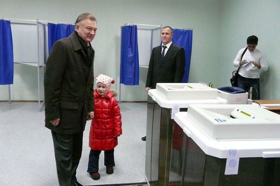 Губернатор Олег Ковалев с внучкой на избирательном участке
