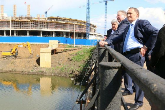 Владимир Волков (в центре) инспектирует строительство стадиона в Саранске