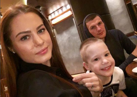 Футболист «Терека» Олег Иванов с женой и сыном