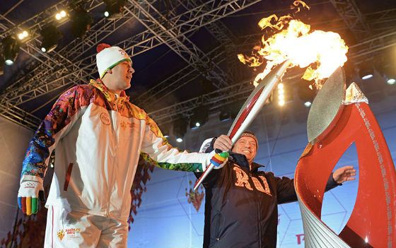 Василий Голубев зажигает Олимпийский огонь в Ростове-на-Дону