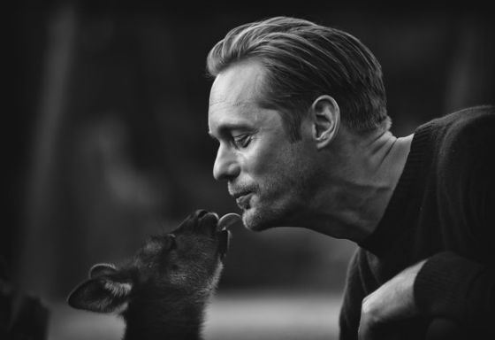 Съемки «Тарзана»: Александр Скарсгард целует детеныша кенгуру