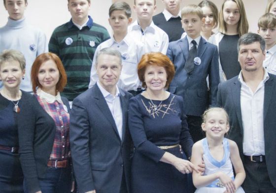 Федор Туркин и его супруга (в центре) на празднике для детей Донбасса