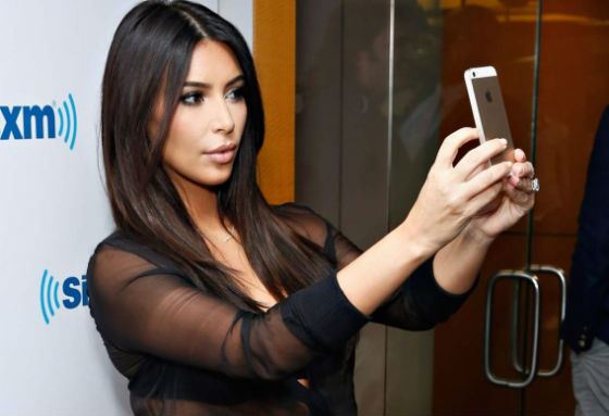 Заядлый любитель Instagram, Ким Кардашян обожает делать селфи