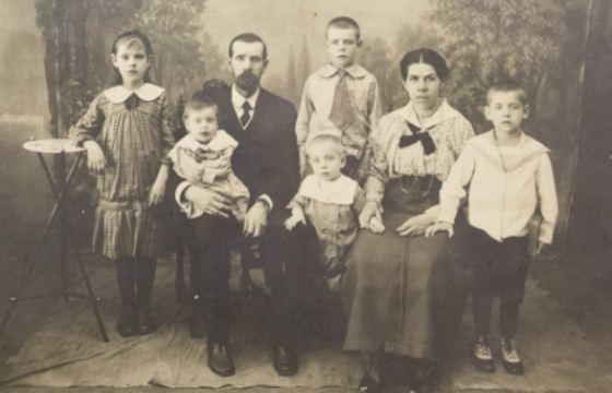 Артур и Шарлотта Фрейндлих с детьми Цецилией и Артуром (в верхнем ряду), Дагмарой, Эдуардом, Бруно (в нижнем ряду).