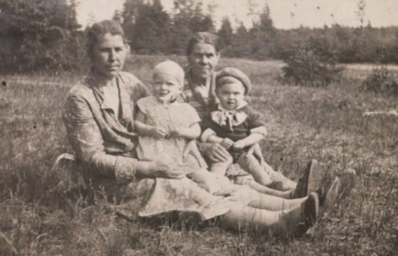 Шарлотта Фрейндлих с внуками Алисой и Эдиком