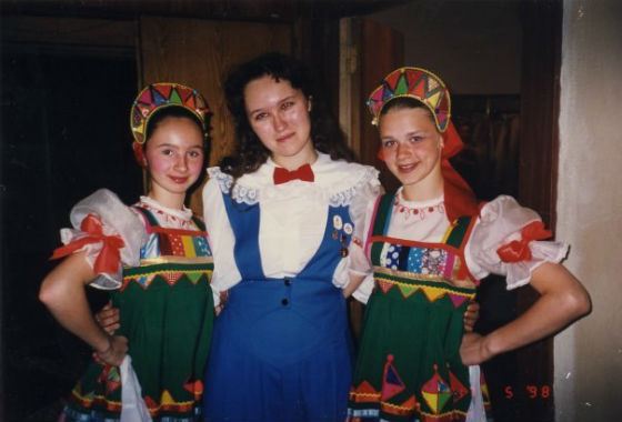Светлана Колпакова в детстве (на фото справа)