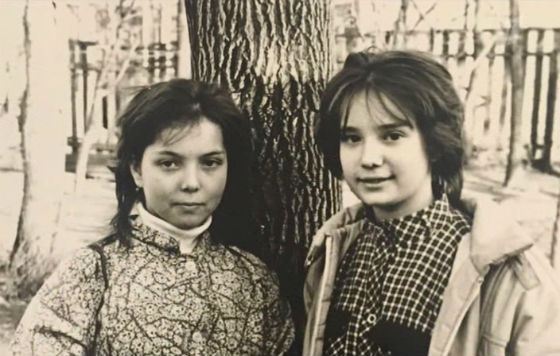 Школьные годы Чулпан Хаматовой (на фото справа)