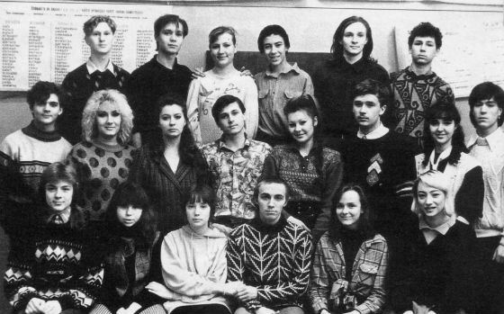 Школьное фото Чулпан Хаматовой (нижний ряд, третья слева)