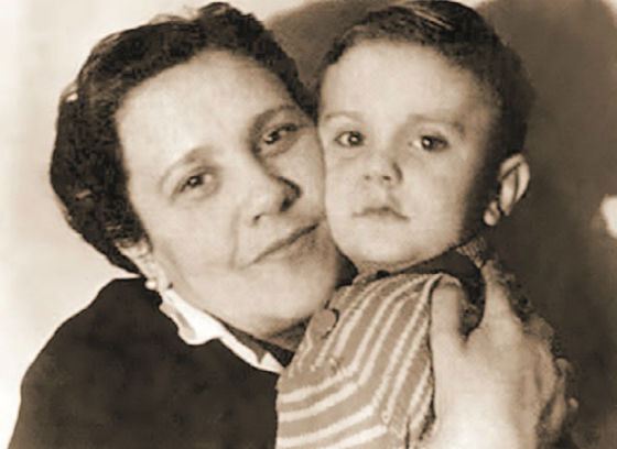 На фото: Наталья Кончаловская с маленьким Никитой Михалковым