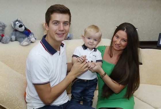 Денис Косяков с женой и сыном